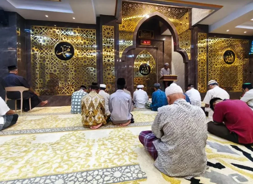 Dokumentasi ruang ibadah Masjid 'Izzatul 'Ulya Nandan